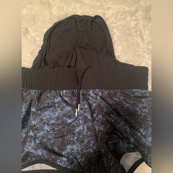 Under Armour Size Medium Running Athletic Short with built in briefs - Picture 4 of 8